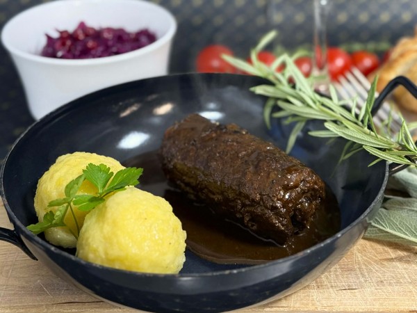 Rinderroulade mit Rotkohl und getrüffelten Kartoffelknödel