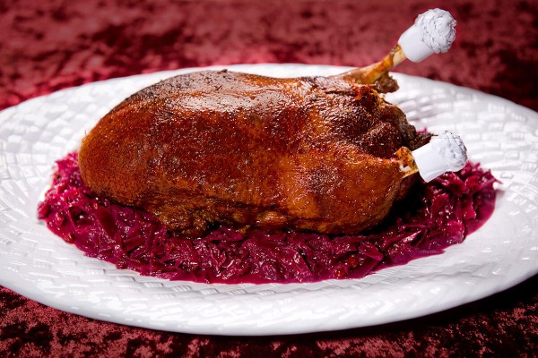 Großer Gänsebraten inklusive Beilagen und Sauce
