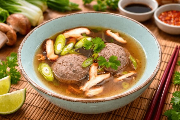 Consommé von der Ente mit Gänseleberknödel, Lauch und Shiitake Pilze